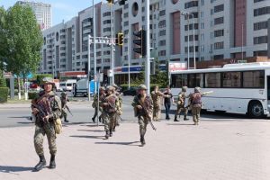 В Астане мужчина захватил в заложники сотрудников банка