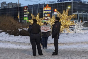 В Мурманске суд назначил активистке 7 суток ареста, посчитав плакат с фамилией «Навальный»* демонстрацией «экстремистской» символики 