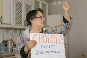 В Омске из-за надписи на заборе прокурора полиция пришла с обыском к дочери и внуку фермеров, которых преследуют за антивоенную позицию