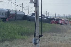 В Волгоградской области в результате столкновения пассажирского поезда с грузовиком сошли с рельсов девять вагонов